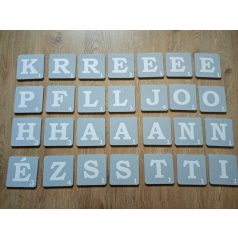   Scrabble jellegű családi névdekoráció, dekorbetű 5 cm-es méretű négyzetekkel