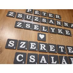   Scrabble jellegű családi névdekoráció, dekorbetű 10 cm-es méretű négyzetekkel