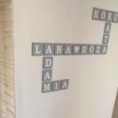 Scrabble jellegű dekoráció, fali dekoráció, családi névkirakó